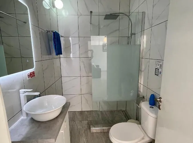 Apartament 109 Queens Gardens, *