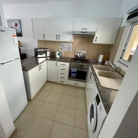 Apartament 109 Queens Gardens, *