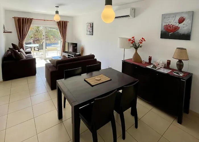 109 Queens Gardens, Apartment